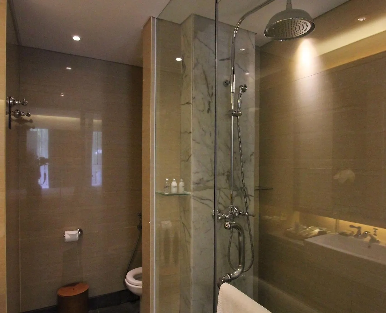 Отель Ossotel Legian